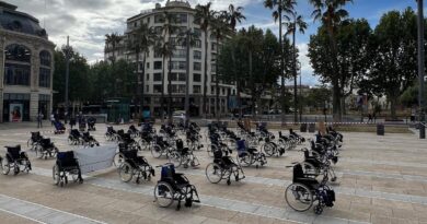 Perpignan : La saisissante symbolique de 50 fauteuils roulants vides sur la place de Catalogne