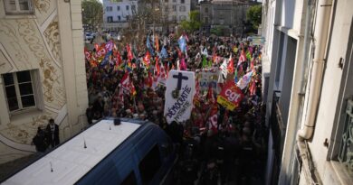 Réforme des retraites : Macron accueilli par des centaines de manifestants dans l’Hérault (mais sans casseroles)