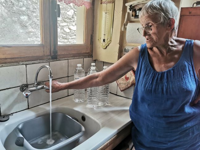 A Bouleternère, l'eau est devenue une denrée précieuse. Celle qui coule au robinet n'est plus potable. Comme Jacotte, les habitants "la recylce autant que possible".