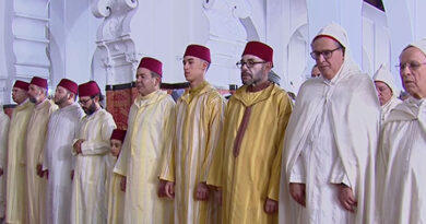 SM le Roi Mohammed VI accomplit la prière de l’Aïd Al-Fitr et reçoit les vœux en cette heureuse occasion