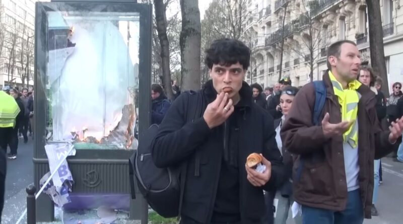 Un youtubeur italien se met en quête du meilleur croissant parisien au cœur des manifs (et c’est hilarant)