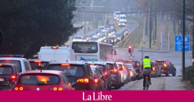 ”Une affluence exceptionnelle” : pourquoi plus de 190 kilomètres de bouchons se sont installés sur les autoroutes flamandes ce lundi matin