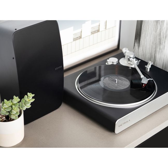 La platine vinyle Victrola Stream Carbon est la prmière qui soit compatible «Works with Sonos».