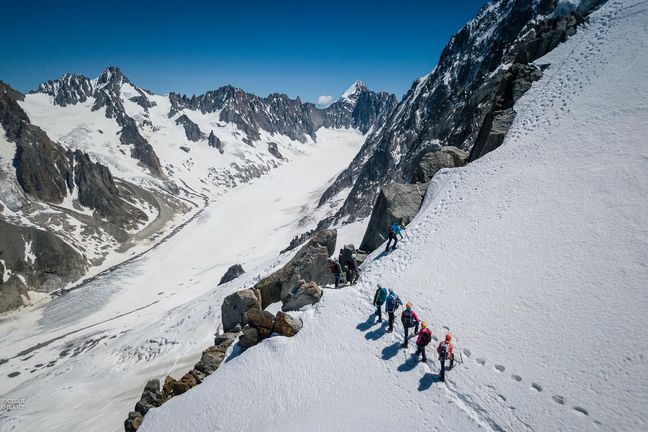 Photo d'illustration d'un groupe d'alpinistes encordés dans le massif du Mont-Blanc.