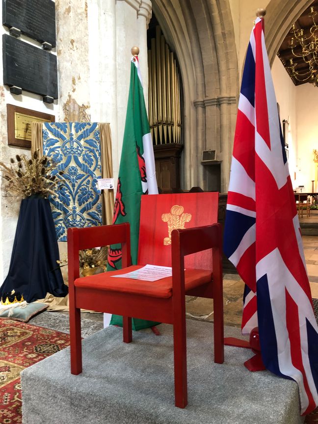 Cette chaise rouge a servi lorsque Charles a été proclamé prince de Galles, en 1969. A l'arrière-plan, la tapisserie était dans l'abbaye de Westminster lors du couronnement du grand-père de Charles. Des souvenirs royaux fièrement exhibés dans l'église de cette petite ville du sud de l'Angleterre.