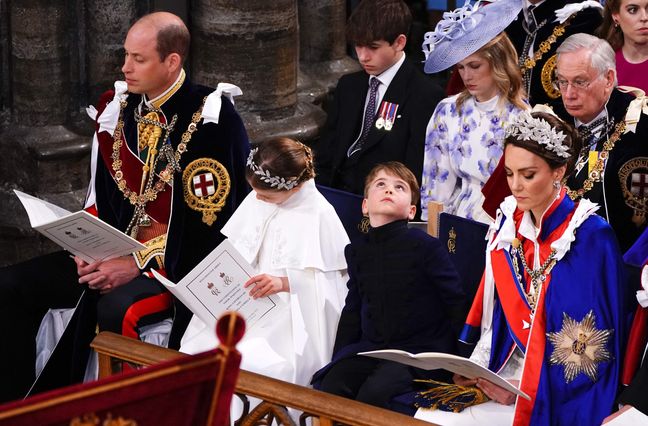 Le Prince Louis entre sa soeur, la princesse Charlotte, et sa mère, Catherine Middleton lors de la cérémonie du couronnement du roi Charles III.