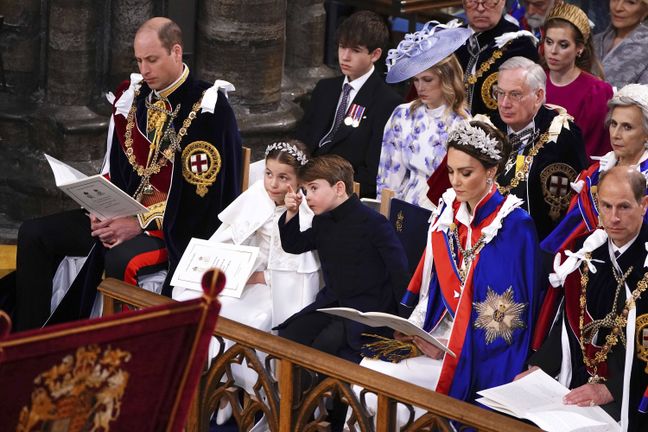 Le Prince Louis entre sa soeur, la princesse Charlotte, et sa mère, Catherine Middleton lors de la cérémonie du couronnement du roi Charles III.