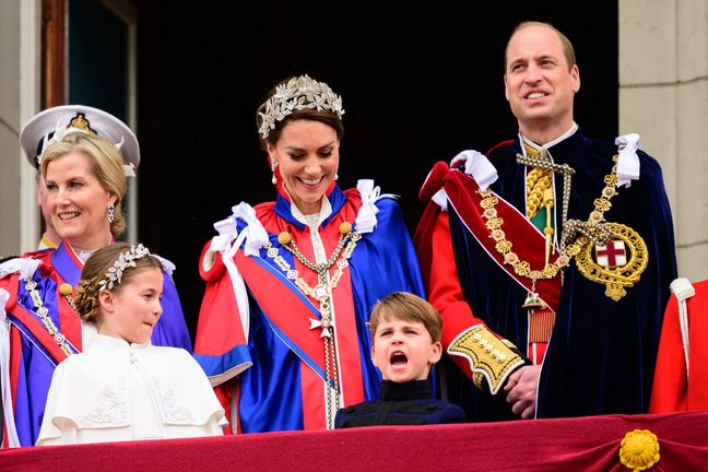 Sophie, duchesse d'Édimbourg, la princesse Charlotte de Galles, Catherine, princesse de Galles, le prince Louis de Galles et le prince William de Galles se tiennent sur le balcon du palais de Buckingham en attendant le défilé aérien de la Royal Air Force dans le centre de Londres, le 6 mai 2023, après le couronnement du roi Charles III et de la reine Camilla. 