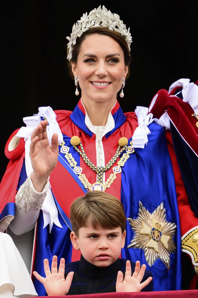 Catherine, princesse de Galles et le prince Louis de Galles e tiennent sur le balcon du palais de Buckingham