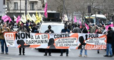 Loi sur l’immigration en France : la tension monte dans plusieurs villes de l’Hexagone