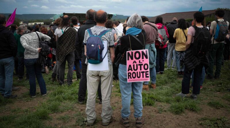 Opposition au projet de contournement de Rouen : Des manifestants bloquent l'A13