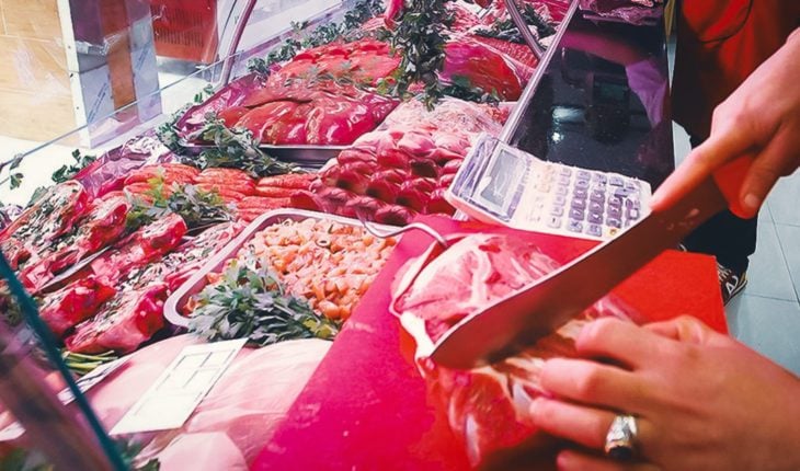 Boucher en Algérie qui découpe de la viande rouge.