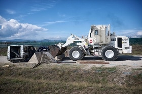 Machine de chantier blindée au Kosovo