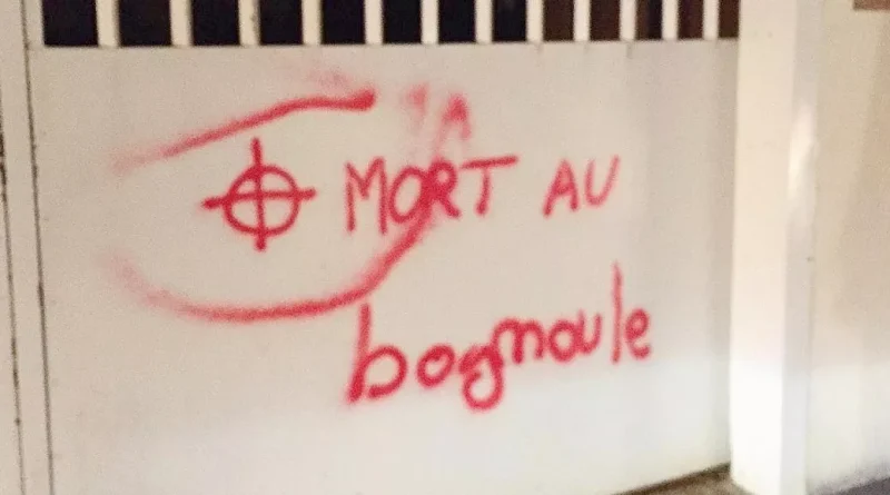 Tags antimusulmans sur les murs d’une mosquée de Cherbourg : la Mosquée de Paris dénonce