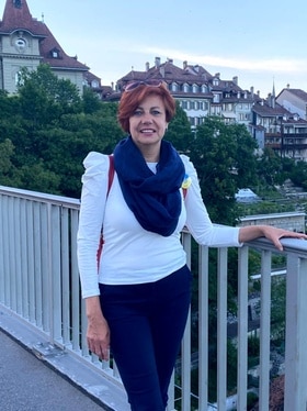 Larisa Verbitskaya pose sur un pont