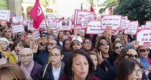 المشاركات في الوقفة التضامنية مع عبير موسي يحملن قيس سعيد المسؤولية القانونية عن أي مكروه يلحق بها في مقر الاحتجاز - Actualités Tunisie Focus