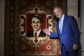 L ancien président suisse Adolf Ogi et le tapis ouzbek qu il a reçu en cadeau