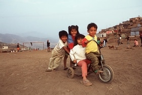des enfants dans une favela au Pérou, 2002