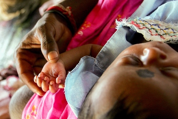 Säugling mit Frau in Sri Lanka