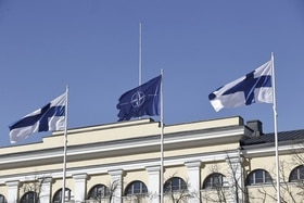 Deux drareaux finlandais entourant un drapeau de l OTAN