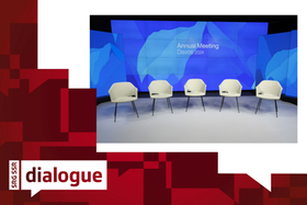 Leere Stühle vor blauem Hintergrund an einer Diskussionsrunde am WEF.