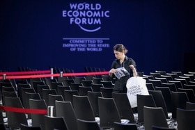 Femme dans une salle vide du Forum économique mondial