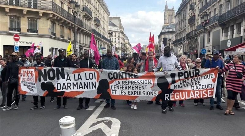Loi d'immigration en France : des milliers de manifestants pour demander son retrait