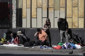 Groupe de drogués dans une rue de San Francisco