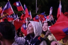Femmes souriantes et drapeaux de Taïwan