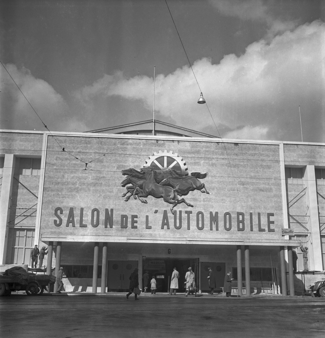 Une image des temps heureux: en 1947, le Salon de l'automobile de Genève a fait son retour après une pause causée par la guerre et est rapidement devenu une attraction pour le public.