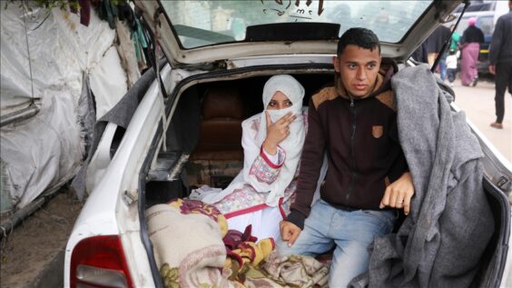 Dans la joie , une voiture se transforme en logement temporaire pour un couple de jeunes mariés à Gaza - Actualités Tunisie Focus