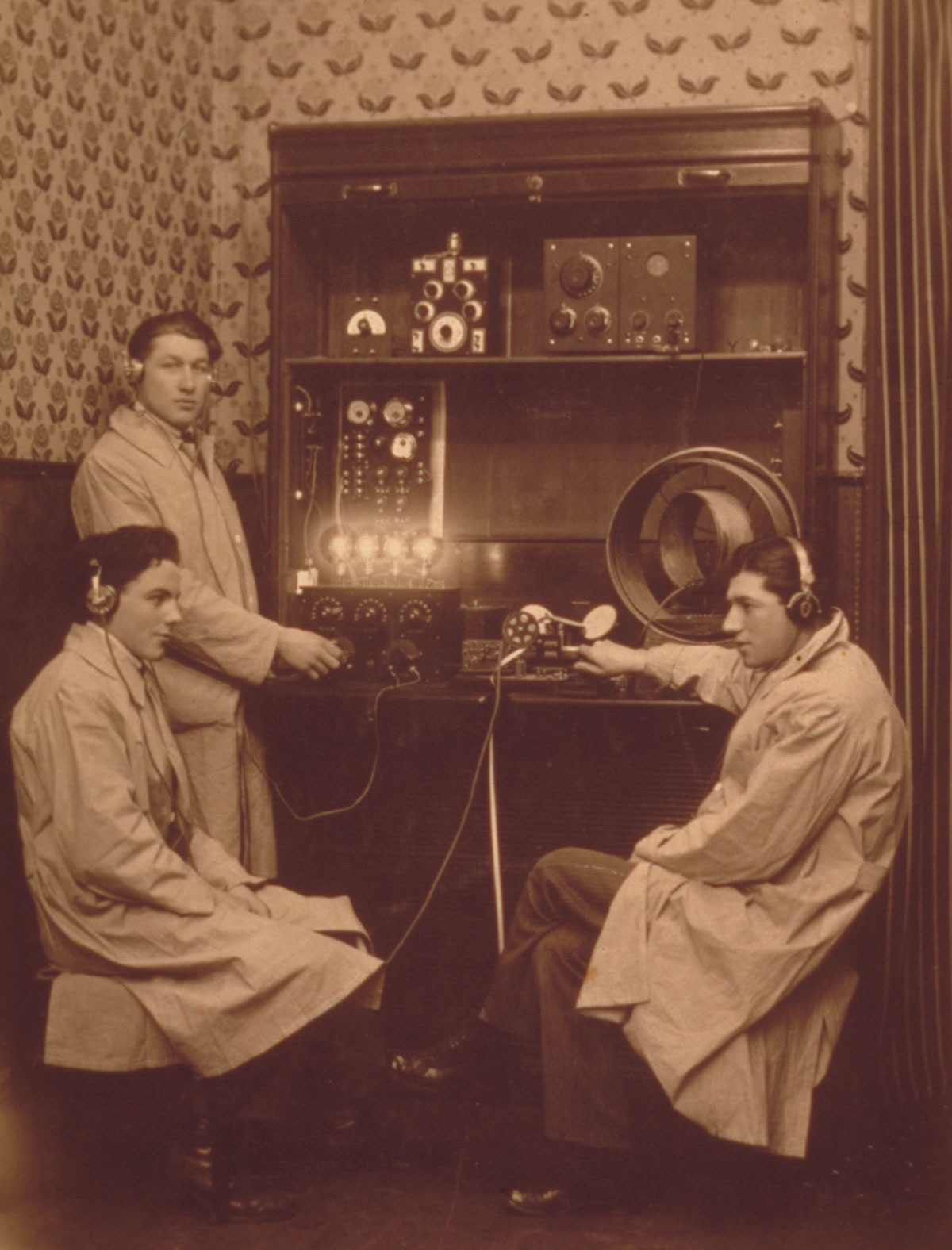 Trois hommes près d un ancien poste de radio
