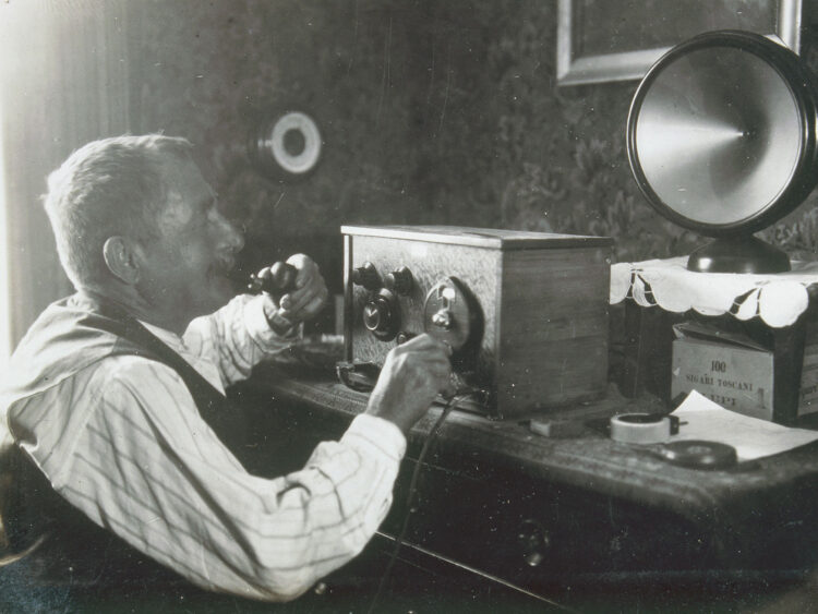 Homme écoutant une radio du début du vingtième siècle