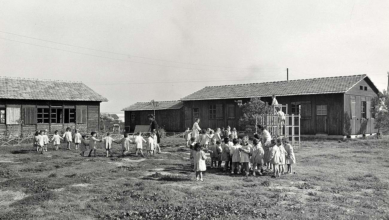 Groupe d élèves devant des baraquements scolaires dans les années 1940