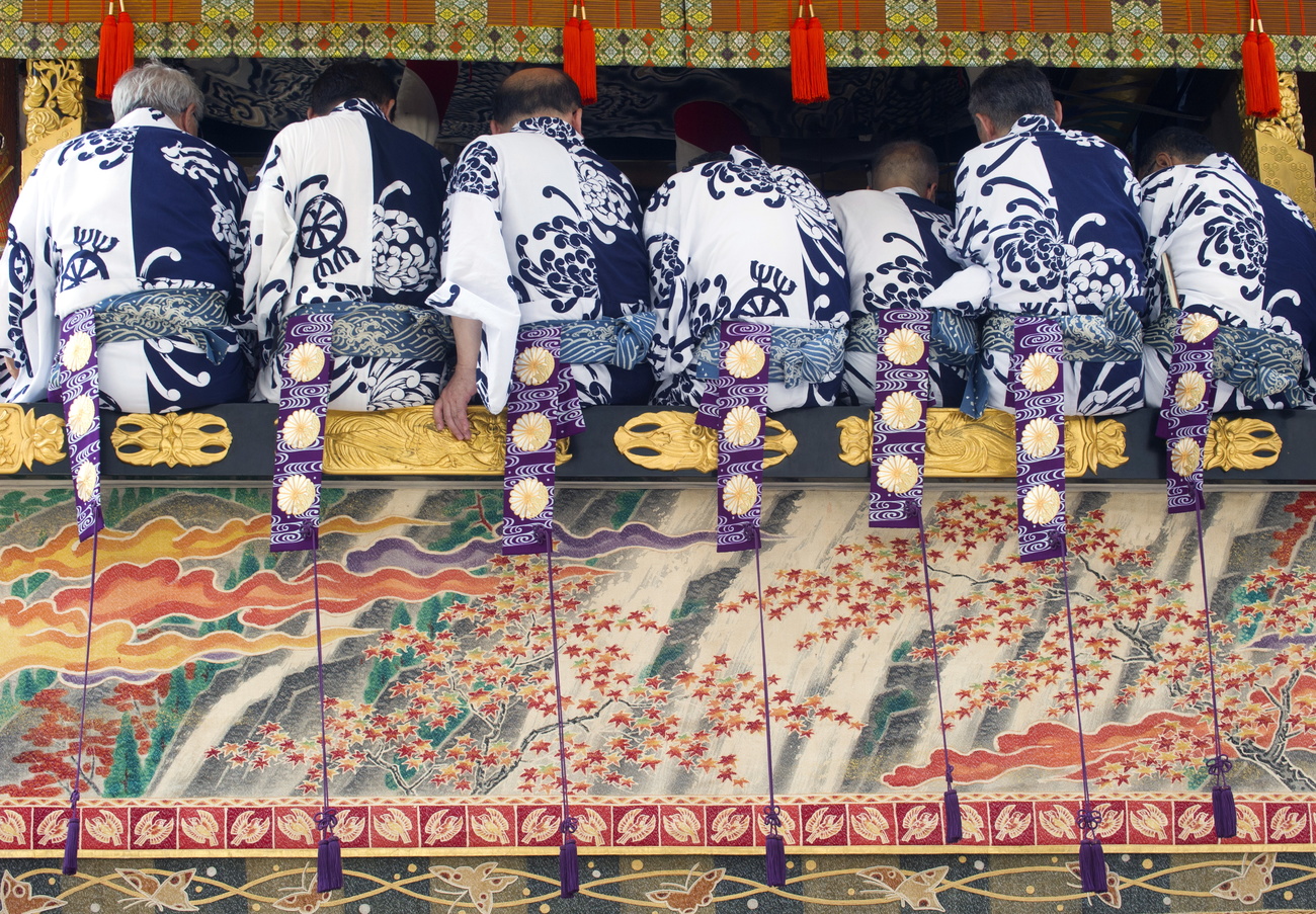 Groupe de Japonais en tenue traditionnelle vus de dos.