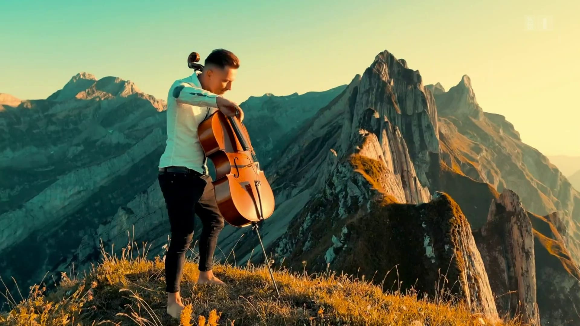 De beaux endroits dans la nature, ses pieds nus et son violoncelle: c'est ainsi que Jodok Vuille a gagné un public de plusieurs millions de personnes.