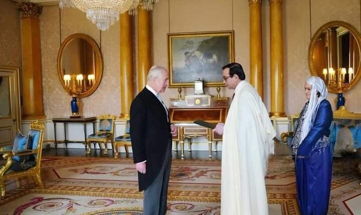 Royaume-Uni : paré d'un Burnous, l'ambassadeur d'Algérie fait sensation à Buckingham
