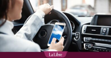 "Visioconférence, e-mails, on voit apparaître d’autres dangers" : La Wallonie fait campagne contre l’usage du téléphone au volant