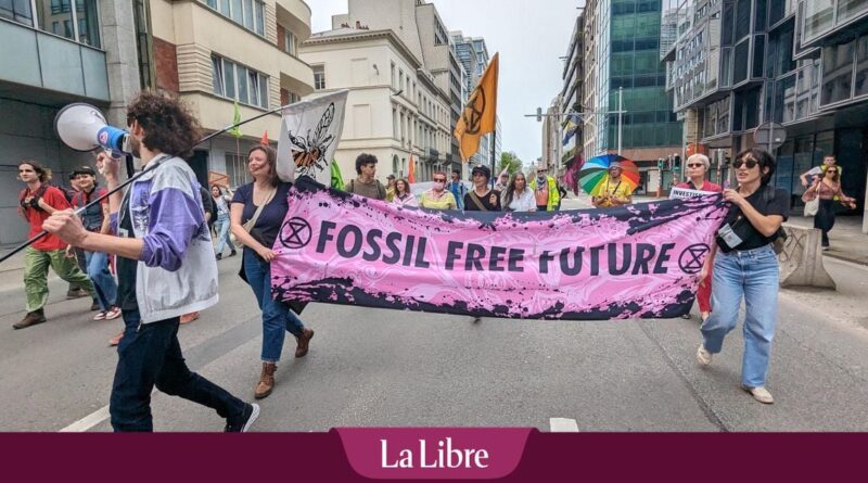 ”Ça doit cesser si on veut un avenir” : une rue bloquée à Bruxelles pour dénoncer “13 milliards d’euros de subventions par an aux énergies fossiles”