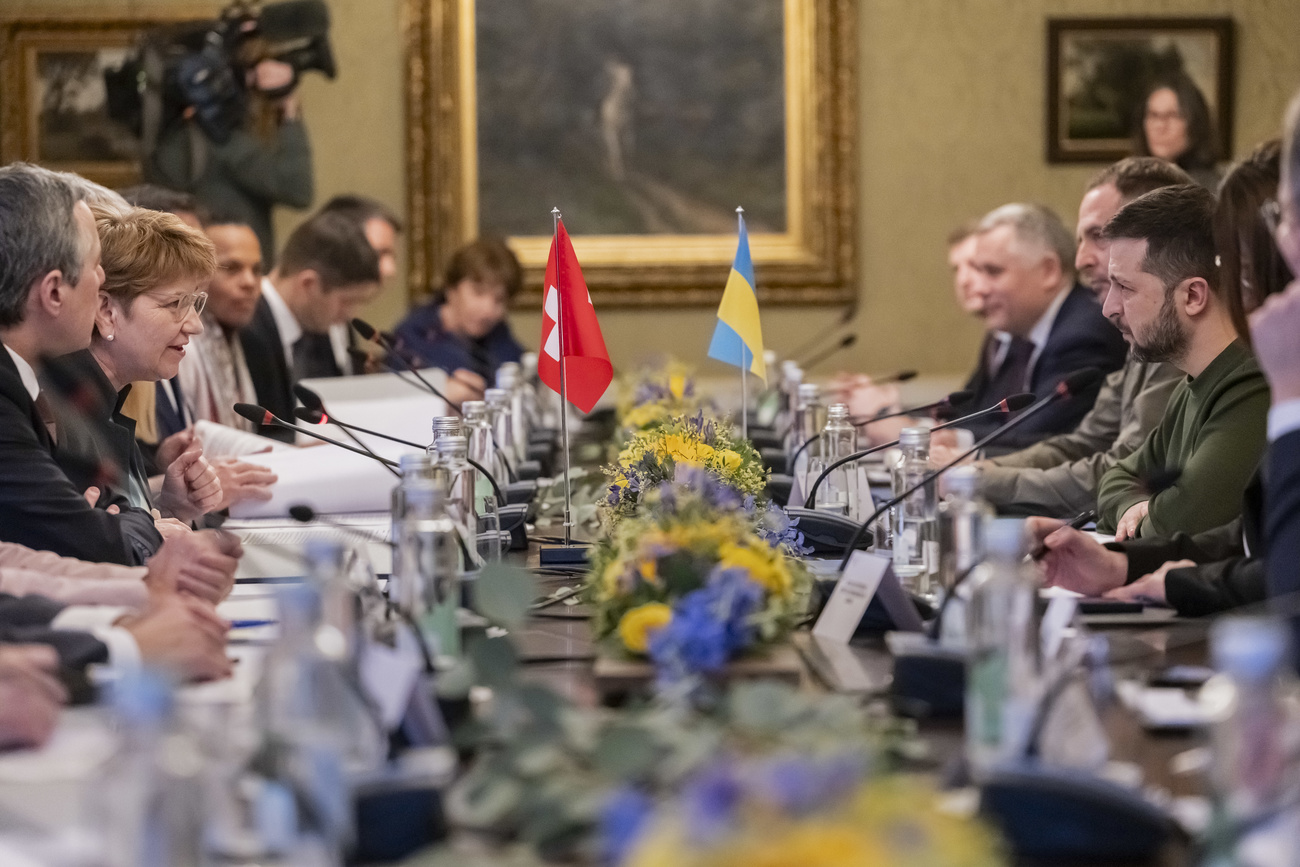La présidente suisse Viola Amherd, à gauche, et Volodymyr Zelensky, président de l'Ukraine, à droite, ont eu des entretiens bilatéraux, le 15 janvier 2024 à Berne, en Suisse, avant l'annonce que la Suisse accueillerait un sommet de paix sur l'Ukraine.)