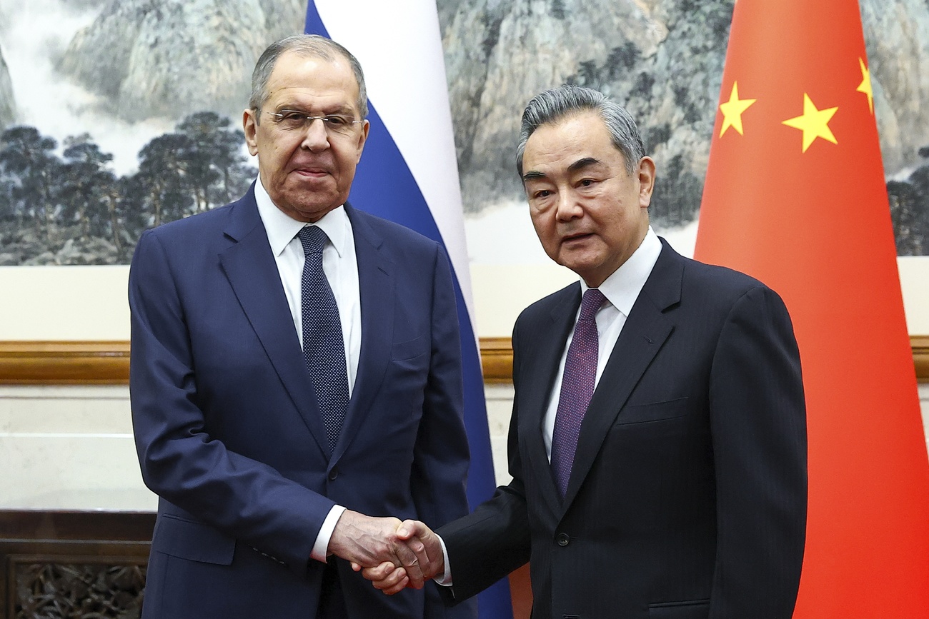 Le ministre russe des affaires étrangères Sergei Lavrov, à gauche, et son homologue chinois Wang Yi, lors de leur rencontre à Pékin, le 9 avril 2024.