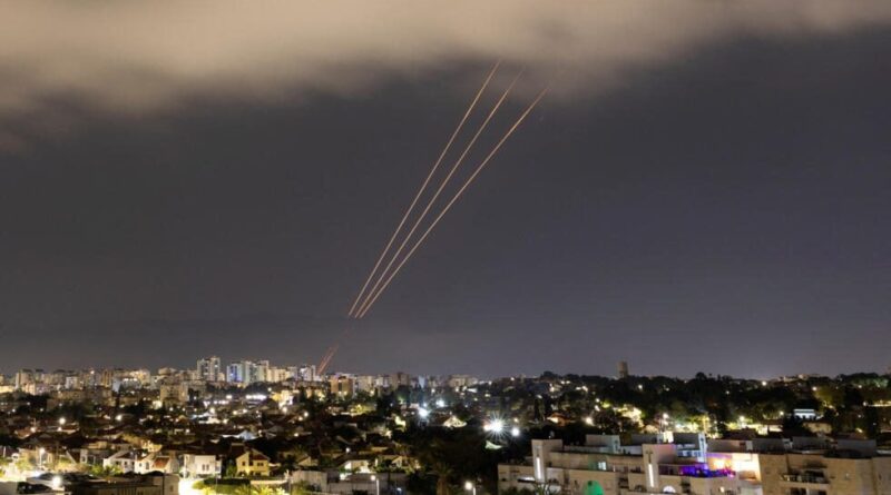 L'Iran lance une attaque sans précédent de drones et de missiles contre Israël