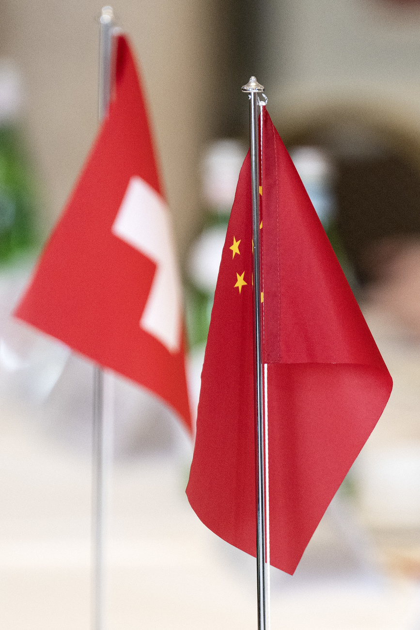 drapeaux chinois et suisse
