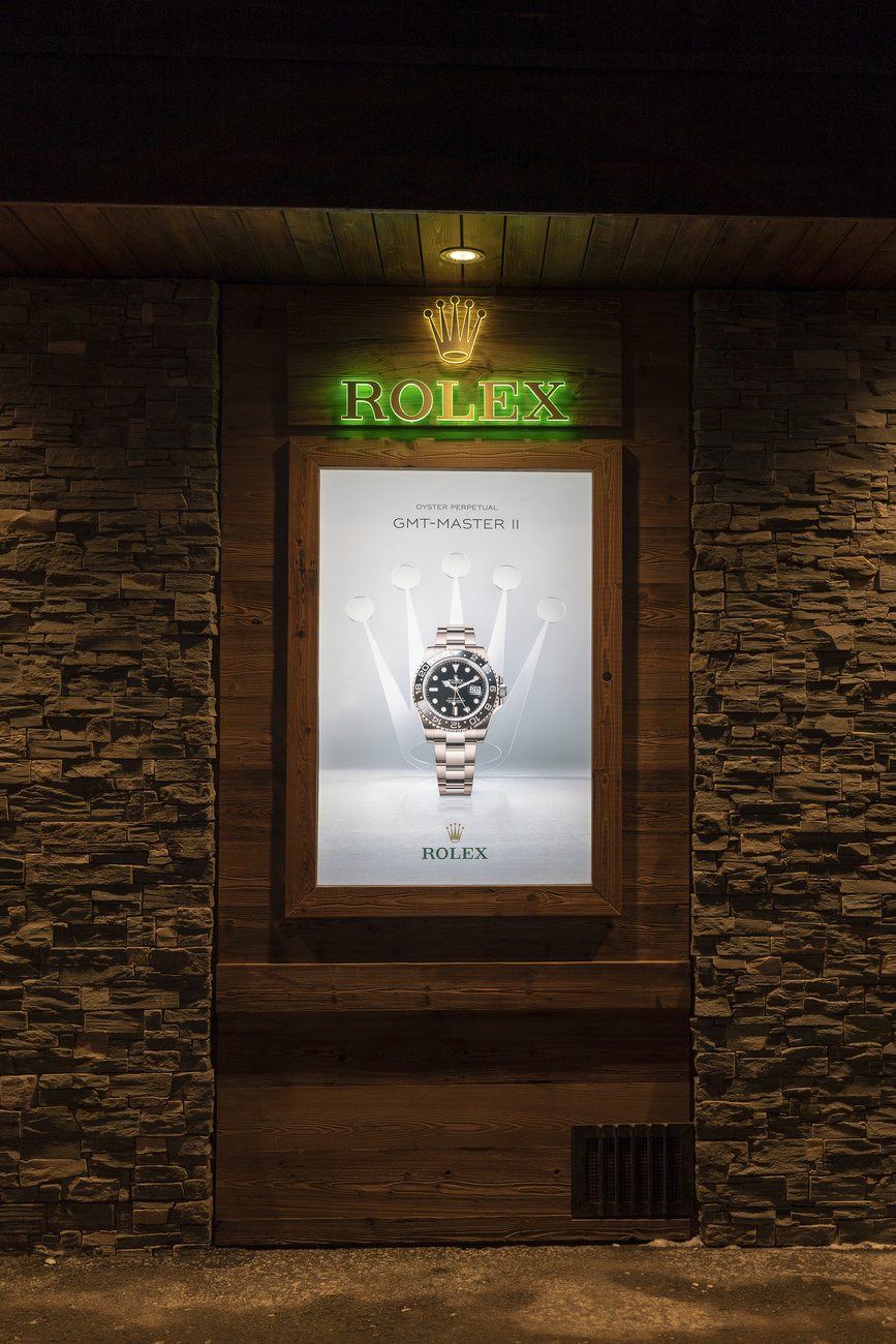 Vitrine d'une boutique de luxe avec une montre Rolex