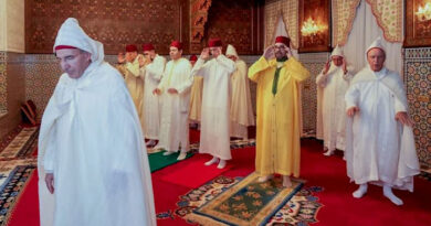 SM le Roi, Amir Al-Mouminine, accomplit la prière de l’Aïd Al-Fitr et reçoit les vœux en cette heureuse occasion