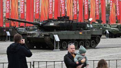 Ukraine : des chars occidentaux , Leopard et Abraham , exposés en trophées à Moscou - Actualités Tunisie Focus