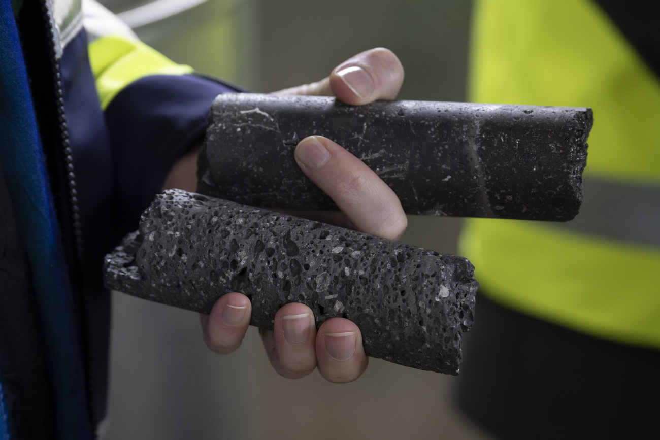 Échantillons de pierre sans injection de CO2 (en bas) et avec injection de CO2 du projet pilote DemoUpCARMA près de Reykjavik, Islande, le 16 mai 2023.