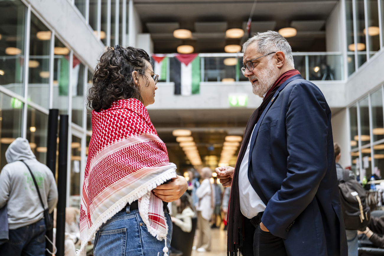 Un homme et une jeune femme en train de discuter.