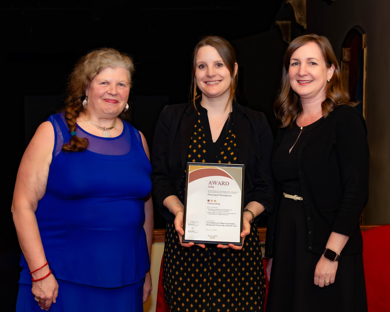 De gauche à droite: Kirstin Clausen, directrice l’Organisation de préservation du patrimoine de Colombie-Britannique (Heritage BC), Ilona Spaar, récipiendaire du prix et Berdine Jonker, membre du conseil d'administration de Heritage BC.