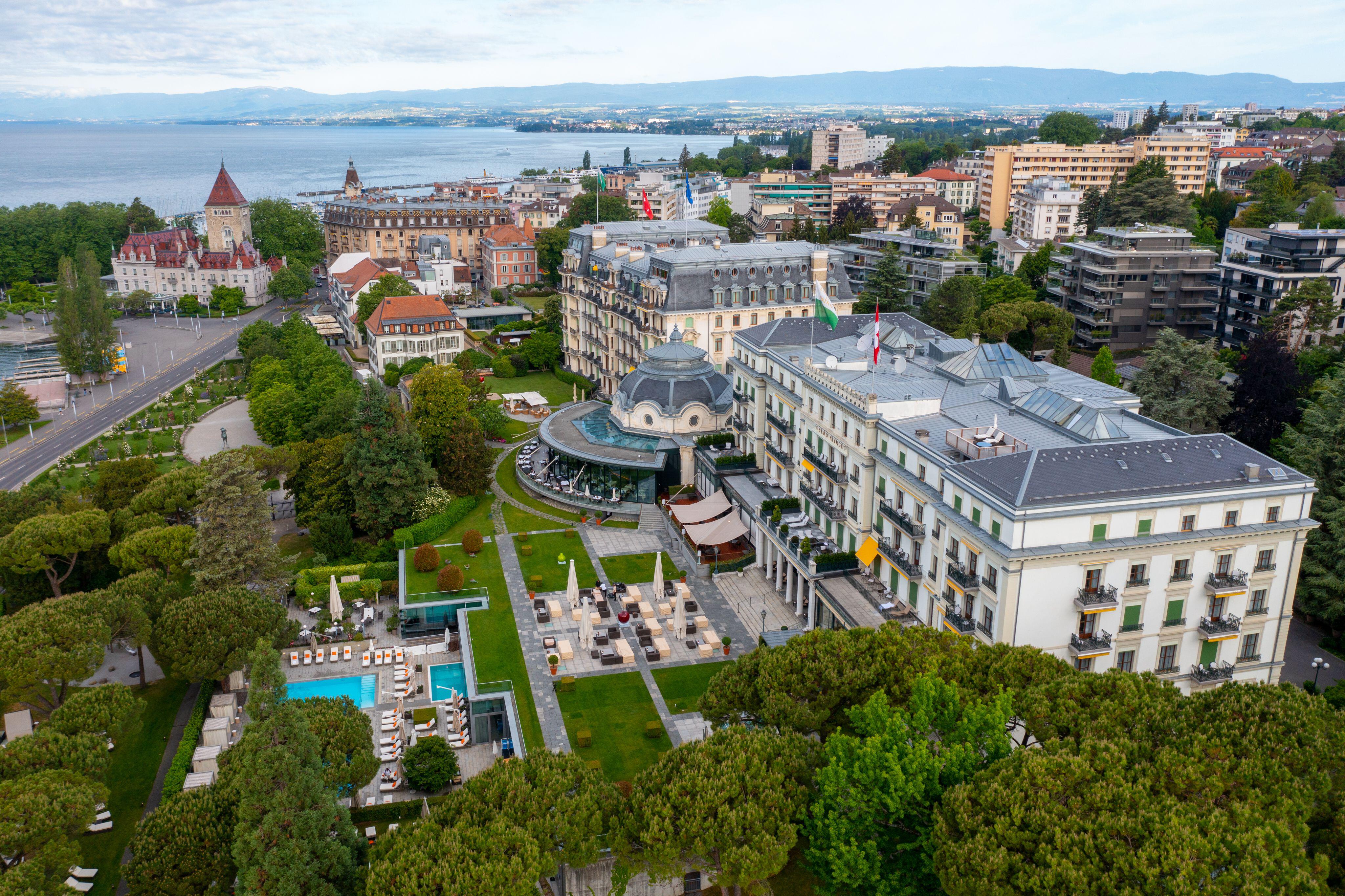 Vue aérienne d'un grand hôtel de luxe au bord d'un lac